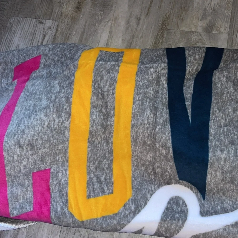 PINK Victoria’s Secret NWOT Multicolor LOVE PINK Lettering Sherpa 60x72